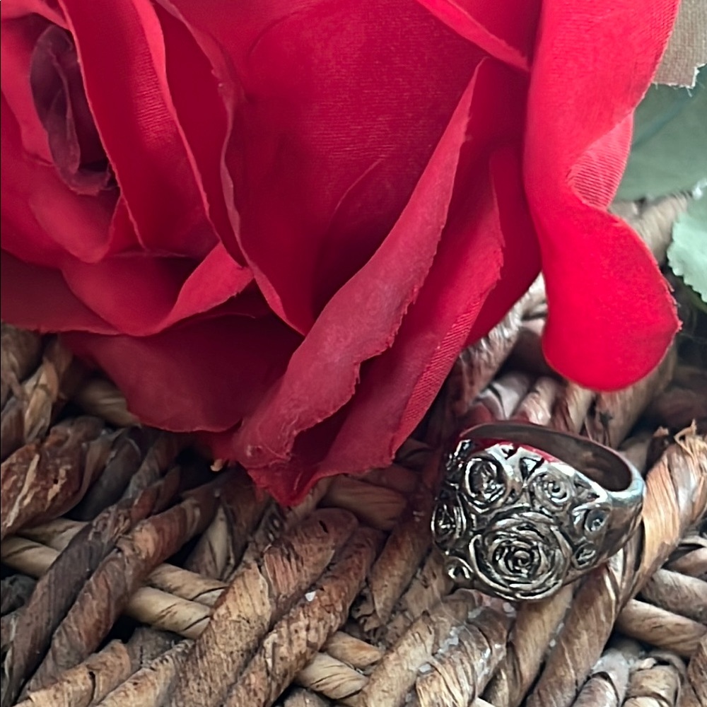 Elegant Silver Floral Ring